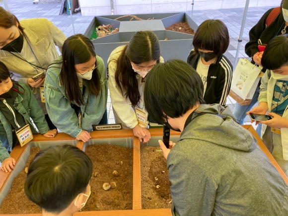 곤충자원센터에서 곤충 전문가의 해설과 현장 체험 교육을 접할 수 있는 곤충체험학교. 사진은 지난해 행사 광경. 경기농기원 제공