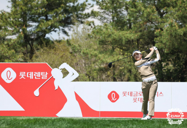 이예원이 8일 롯데렌터카 여자오픈 3라운드 4번홀에서 티샷을 하고 있다. 사진 제공=KLPGA