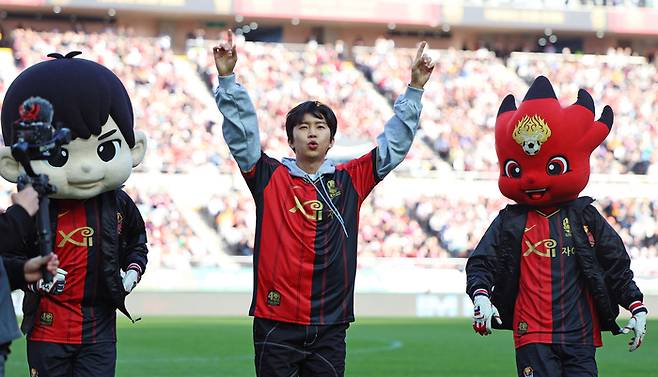 가수 임영웅이 8일 오후 서울월드컵경기장에서 열린 프로축구 K리그1 대구FC와 FC서울 경기에 시축자로 나서 팬들에게 인사하고 있다. 연합뉴스