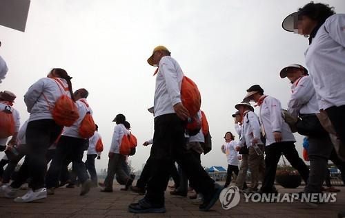 걷기대회 노인들 [연합뉴스 자료사진]