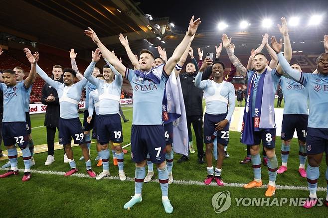 EPL 승격을 기뻐하는 번리 선수들 [AP=연합뉴스]