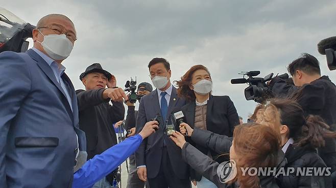 민주당 후쿠시마 원전 오염수 대책단, 후쿠시마 원전 오염현장 방문 (서울=연합뉴스) 더불어민주당 후쿠시마 원전 오염수 대책단 소속 윤영덕·위성곤·양이원영·윤재갑 의원이 7일 일본 후쿠시마를 방문, 원전오염현장에서 설명을 듣고 있다. 2023.4.7 [양이원영 의원실 제공. 재판매 및 DB 금지] photo@yna.co.kr