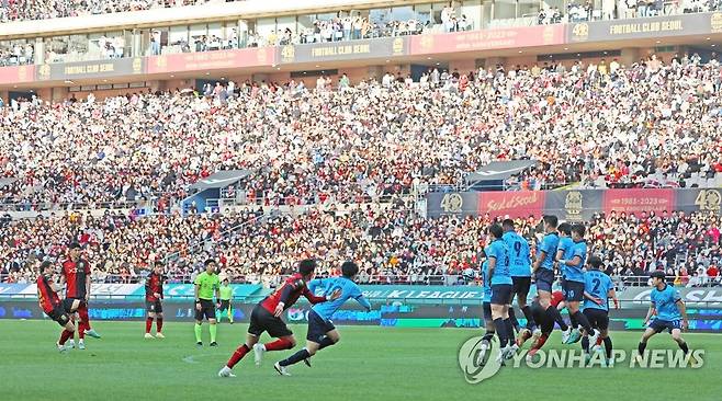 프로축구 서울-대구 관중 4만5007명, 코로나 이후 한국스포츠 최다 관중 수 기록 (서울=연합뉴스) 김도훈 기자 = 8일 오후 2023 프로축구 K리그1 대구FC와 FC서울의 경기가 열린 서울월드컵경기장이 관중으로 가득하다.
    이날 관중 수는 4만5007명을 기록해 코로나 이후 한국스포츠 최다 관중 수를 기록했다. 2023.4.8 superdoo82@yna.co.kr