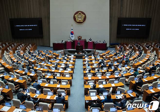 신문근 전문위원이 30일 오후 서울 여의도 국회에서 열린 제404회 국회(임시회) 제1차 국회의원 선거제도 개선에 관한 결의안 심사를 위한 전원위원회에서 국회의원 선거제도 개선에 관한 결의안에 관한 건에 대해 보고를 하고 있다. 2023.3.30/뉴스1 ⓒ News1 이재명 기자