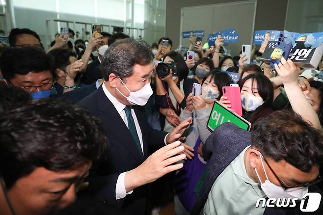 이낙연 더불어민주당 전 대표가 7일 오전 인천국제공항에서 미국으로 출국하기 전 지지자들과 인사하고 있다. 2022.6.7/뉴스1 ⓒ News1 허경 기자