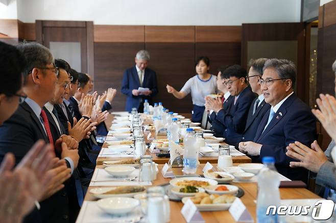 인도 교민·기업인 오찬 간담회에 참석한 박진 외교부 장관(오른쪽). (외교부 제공)