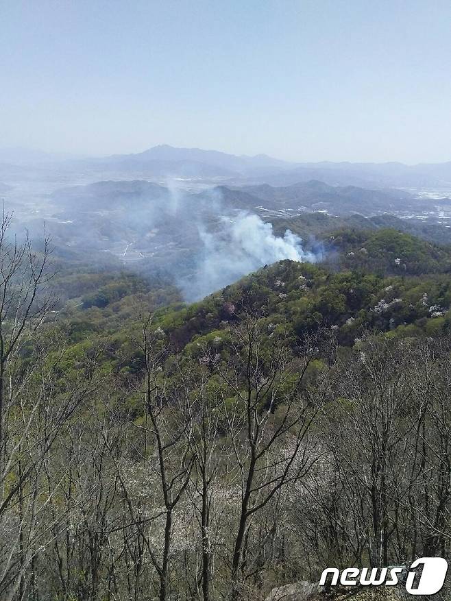 9일 오후 1시15분쯤 경북 김천시 남곡리 한 야산에서 입산자 실화로 추정되는 불이 나 산림당국이 진화 중이다.(산림청 제공)/뉴스1