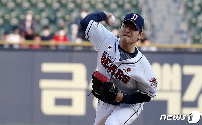 18일 오후 서울 송파구 잠실야구장에서 열린 프로야구 '2022 신한은행 SOL KBO리그' SSG랜더스와 두산베어스의 경기에서 두산 선발투수 곽빈이 역투하고 있다. 2022.5.18/뉴스1 ⓒ News1 구윤성 기자