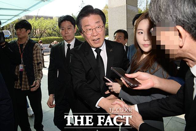 빈소로 향하는 이재명 대표가 관계자와 악수하고 있다.
