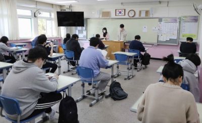 8일 서울 서초구의 한 학교에서 국가공무원 9급 공개경쟁채용 필기시험을 치르는 수험생들 [이미지 출처=인사혁신처 제공]