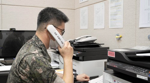 남북 군통신선 시험통화 모습(국방부 제공). 연합뉴스