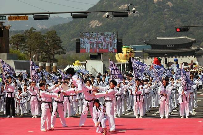 개신교 연합기관인 한국교회총연합이 9일 오후 서울 광화문 광장에서 '2023 부활절 퍼레이드'를 열고 있다. 56개 팀 약 4천명이 행렬에 참가하고 있다. 사진=서동일 기자