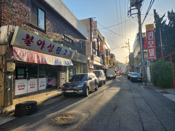김해뒷고기거리로 뜨고 있는 김해중부경찰서 뒷편~가락로 골목 일대. 박동필 기자