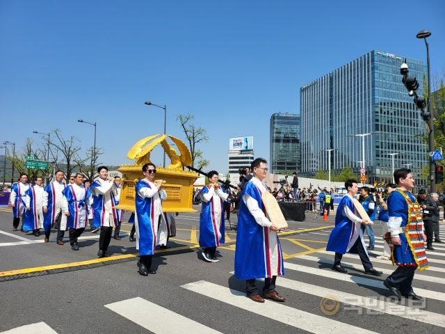 구약시대 언약궤를 형상화 한 퍼레이드 참가자들이 9일 서울 광화문 일대에서 열린 '2023 부활절 퍼레이드'에서 행진하고 있다.