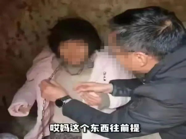 중국 사회의 공분을 산 ‘쇠사슬 아내’가 발견된 당시 모습. 펑황망 캡처