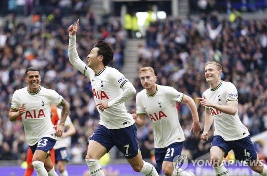 손흥민이 EPL 100호 골을 달성하고 기쁨의 세리머니를 하고 있다. [PA via AP=연합뉴스]
