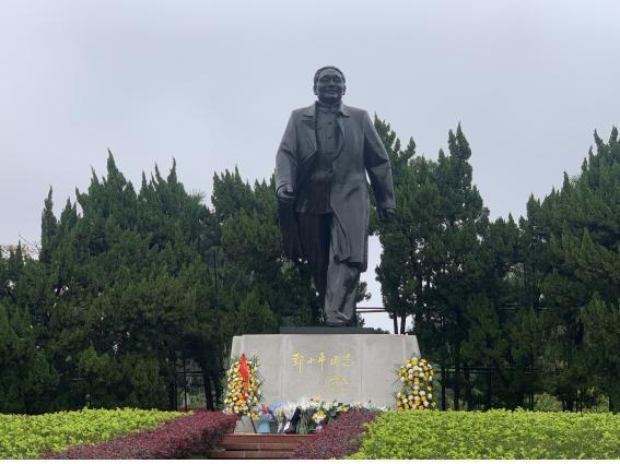 중국 광둥성 선전시 롄화산 공원 정상에 세워진 덩샤오핑 동상은 마치 하루가 다르게 발전하는 선전시를 흐믓하게 바라보는 듯하다 / 사진 = 지난 2일 MBN 촬영