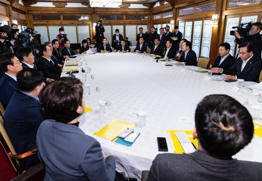 고위당정 국민의힘 김기현 대표(오른쪽 세 번째)가 지난 19일 서울 종로구 총리공관에서 열린 당정 협의에서 발언하고 있다. 연합뉴스