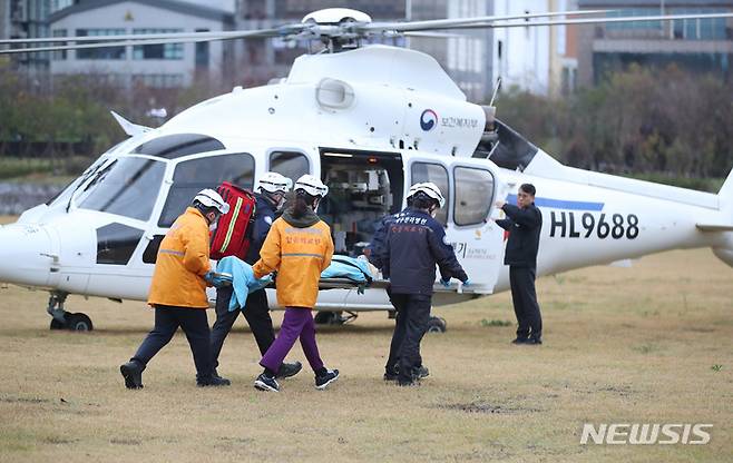 [제주=뉴시스] 우장호 기자 = 29일 오전 제주 시민복지타운 광장에서 열린 국내 8번째 응급의료 전용헬기(닥터헬기) 출범식에서 의료 관계자들이 응급환자 이송 시연을 하고 있다. 2022.11.29. woo1223@newsis.com