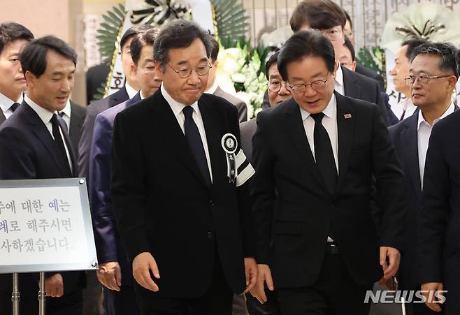 [서울=뉴시스] 이영환 기자 = 이낙연 더불어민주당 전 대표 9일 오후 서울 강남구 삼성서울병원 장례식장에 마련된 장인의 빈소에서 조문을 마친 이재명 더불어민주당 대표를 배웅하고 있다.  (공동취재사진) 2023.04.09. photo@newsis.com