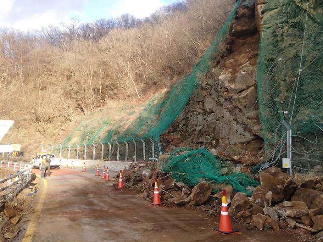 지난달 15일 오후 3시 25분쯤 구례군 광의면 시암재~성삼재까지 1.5㎞ 도로 일부 경사면이 붕괴되면서 토사와 돌이 쏟아졌다. 구례군 제공