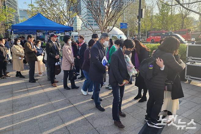 연합예배 후 유가족들과 인사하고 포옹하며 이들을 위로하는 예배 참가자들.