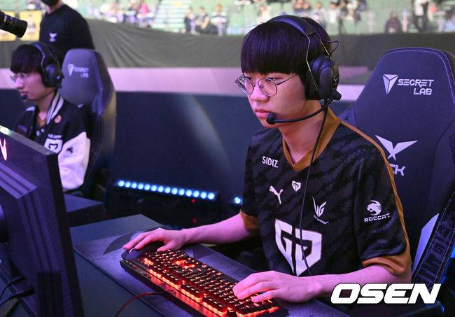 [OSEN=잠실, 조은정 기자] 9일&nbsp;서울 잠실실내체육관에서 ‘2023 리그 오브 레전드 챔피언스 코리아(LCK) 스프링’ T1과 젠지의 결승전이 열린다.경기에 앞서 젠지 '도란' 최현준이 세팅을 하고 있다. 2023.04.09 /cej@osen.co.kr