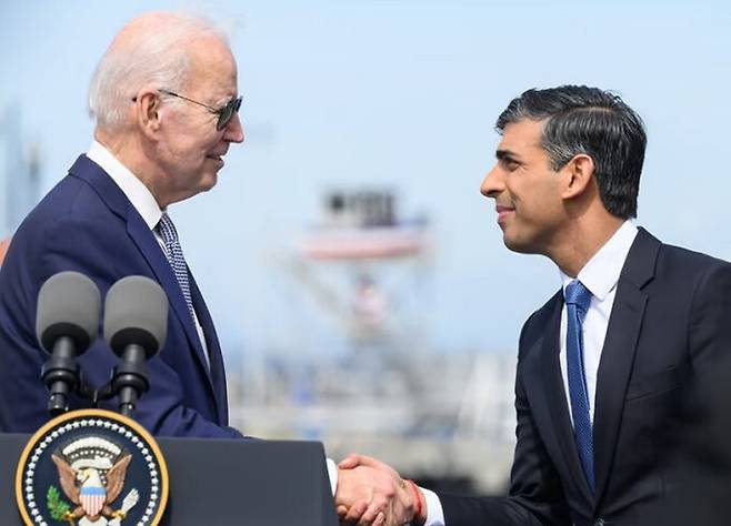 조 바이든 미국 대통령(왼쪽)이 지난 3월 13일 미국 샌디에이고에서 리시 수낵 영국 총리와 만나 악수하고 있다. 게티이미지 제공