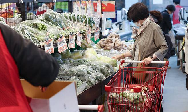 지난 3월 물가 상승률이 4% 초반대로 1년 만에 가장 낮은 폭으로 둔화했다. 사진은 서울의 한 전통시장 내 마트에서 장을 보는 시민들 모습. 연합뉴스