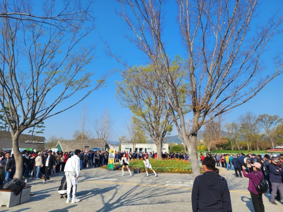 순천만국가정원 동문에서 박람회장 환영 세레모니인 ‘GOGO 댄스 챌린지’ 이벤트가 열리고 있다. 현장에서 ‘정원 댄스’를 잘 즐기는 관람객을 선정해 소정의 기념품을 제공하고 있다.