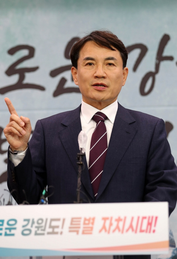 김진태 강원지사가 9일 오후 강원 춘천시 강원도청 브리핑룸에서 최근 산불 상황에서 부적절한 행동을 했다는 취지의 언론보도와 관련한 입장을 밝히고 있다. 2023.4.9 연합뉴스