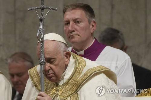 부활절 성야 미사 집전하는 프란치스코 교황     (바티칸 AP=연합뉴스) 프란치스코 교황이 8일(현지시간) 로마 바티칸 성 베드로 대성당에서 열린 부활절 성야 미사를 집전하고 있다. 2023.04.09
