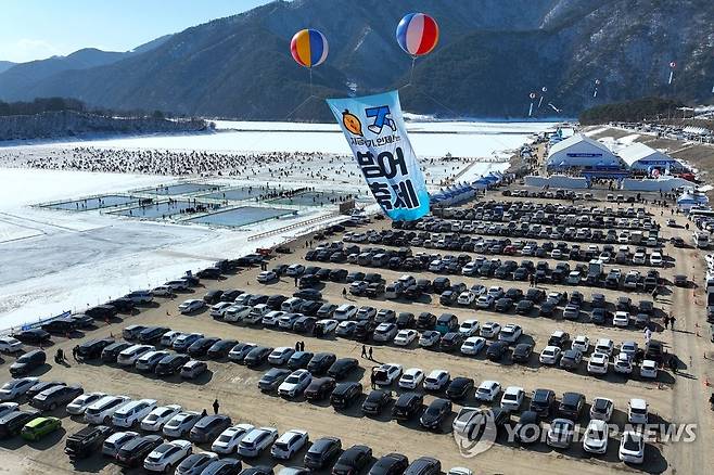 붐비는 인제빙어축제장 [연합뉴스 자료사진]