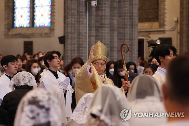 부활 대축일 미사 (서울=연합뉴스) 신준희 기자 = 9일 서울 중구 명동성당에서 정순택 대주교 주례로 부활 대축일 미사가 열리고 있다. 2023.4.9 hama@yna.co.kr