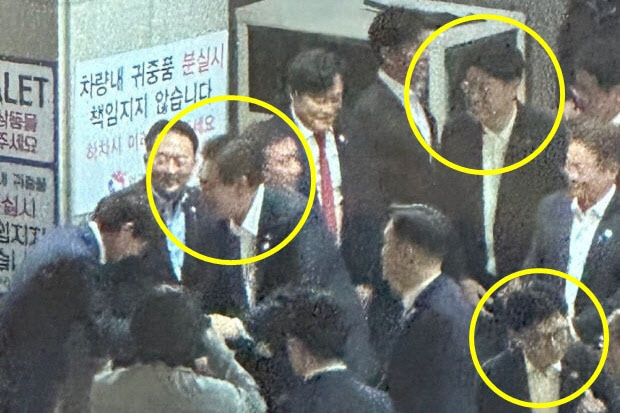 윤석열 대통령이 지난 6일 저녁 부산 해운대구의 한 횟집에서 나오는 모습.(사진=온라인커뮤니티)