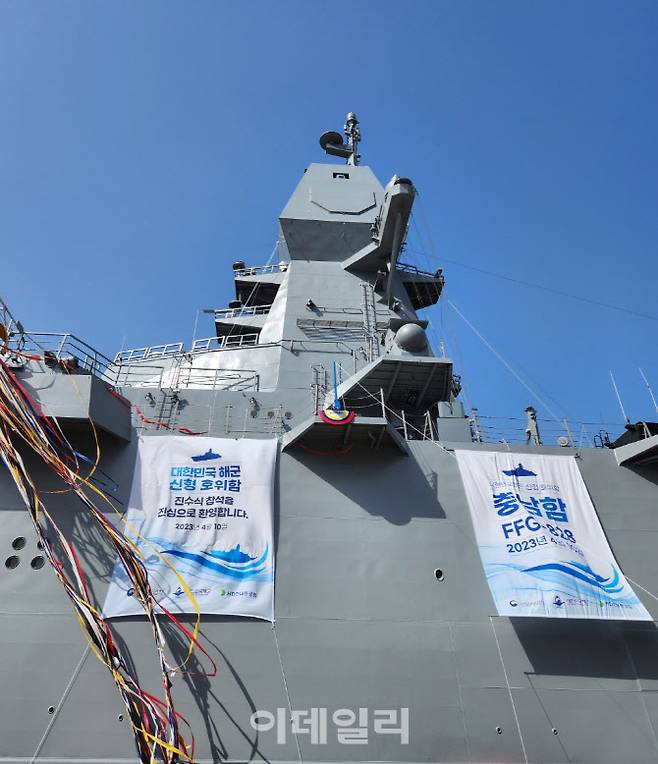 10일 오후 HD현대중공업 울산조선소에서 열린 울산급 Batch-Ⅲ 1번함 ‘충남함’ 진수식에서 선체가 바다에 진수돼 있다. 함교 위 통합 마스트가 눈에 띈다. (사진=김관용 기자)