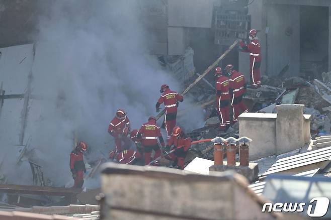 9일(현지시간) 프랑스 남부 마르세유에서 아파트가 붕괴해 현지 소방이 진화 및 수색 작업을 벌이고 있다. 2023.04.09. ⓒ AFP=뉴스1 ⓒ News1 김성식 기자