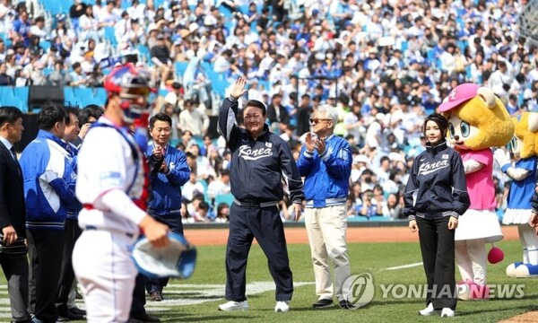 윤석열 대통령이 지난 1일 삼성-NC의 대구 개막전에 앞서 시구를 한 뒤 관중석을 향해 손을 흔들고 있다.  