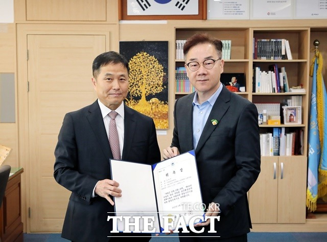 하승철하동군수(오른쪼계가 문철수 건축사에게 위촉장을 수여한 후 기념 촬영을 하고 있다./하동군