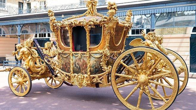 유서 깊은 ‘골드 스테이트 코치’ 마차. 국왕 부부가 대관식 이후 버킹엄궁으로 돌아오는 길에 탑승할 예정이다