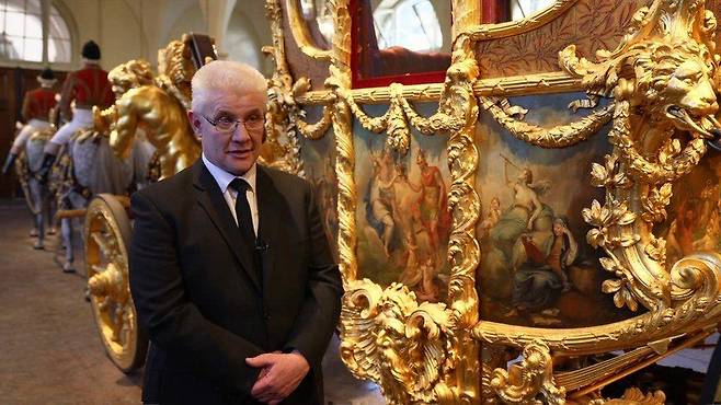 가족 대대로 4대째 국왕의 대관식에서 일해 온 오츠