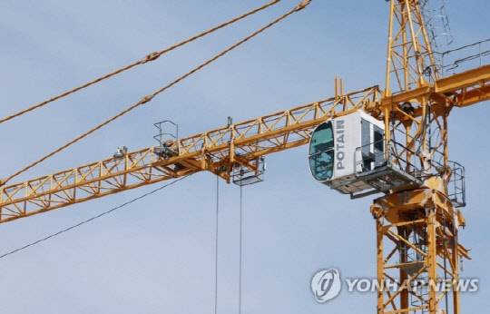 서울 동대문구의 한 주택재개발 신축공사 현장에 세워진 타워크레인 모습. 사진 연합뉴스
