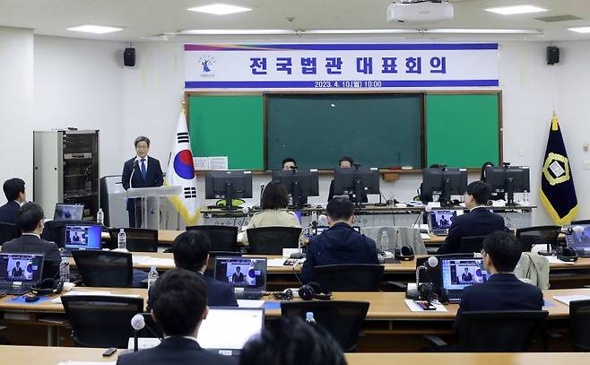 김명수 대법원장이 10일 경기 고양시 사법연수원에서 열린 전국법관대표회의에 참석해 인사말을 하고 있다. (사진=뉴시스화상)