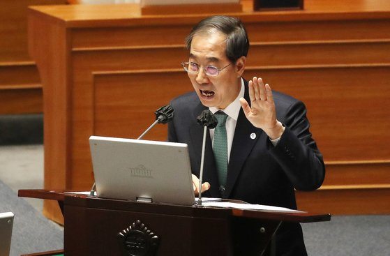 한덕수 국무총리가 지난 4일 국회에서 대정부질문에서 더불어민주당 의원의 질문에 격앙된 반응을 보이고 있다. 뉴스1