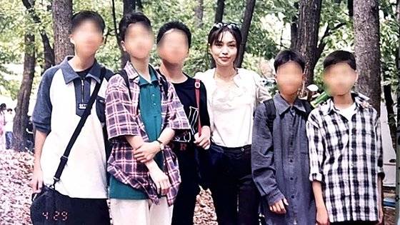 김건희 여사가 교생실습시절 사생대회에서 학생들과 찍은 사진. 대통령실