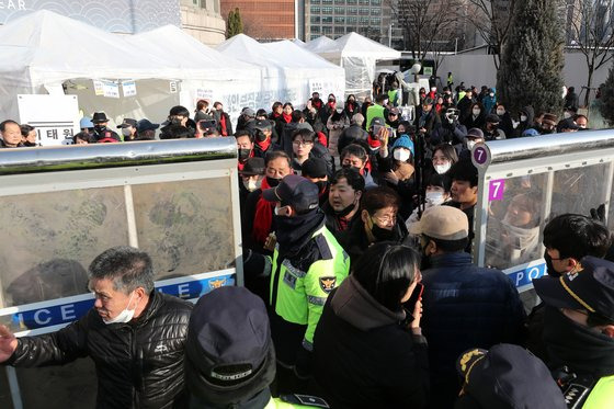 지난 2월 15일 이태원 참사 희생자 합동분향소 인근에서 경찰이 차단벽을 설치하자 유족들이 항의하고 있다. 뉴스1