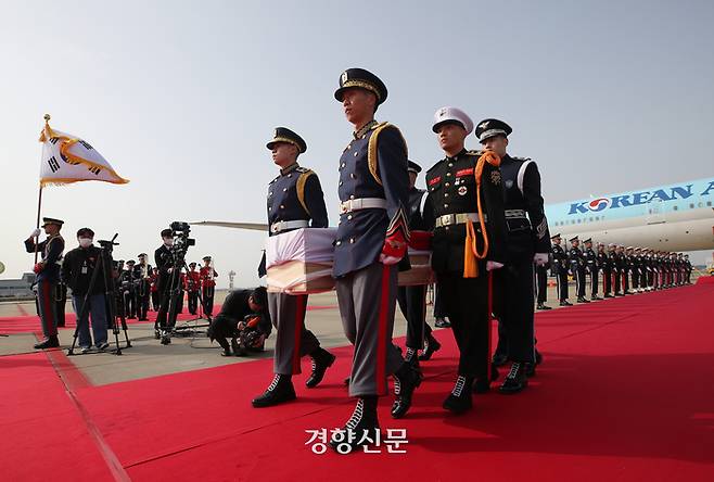 국방부 의장대가 황기환 지사의 유해를 봉송하고 있다.