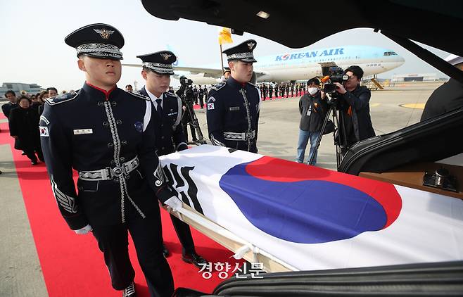 국방부 의장대가 황기환 지사의 유해를 운구차에 봉송하고 있다.