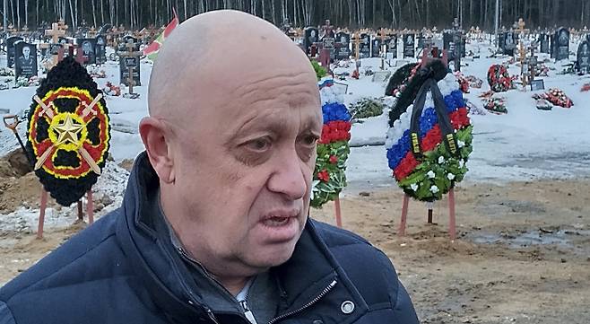 예브게니 프리고진 와그너 그룹 수장이 지난해 12월 24일(현지시간) 러시아 상트페테르부르크 교외 공동묘지에서 열린 부하의 장례식에 참석하고 있다. AP연합뉴스