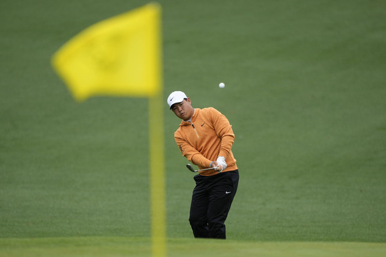 Tom Kim, also known as Kim Joo-hyung, chips to the green on the second hole during the weather delayed third round of the Masters golf tournament at Augusta National Golf Club on Saturday in Augusta, Georgia.  [AP/YONHAP]